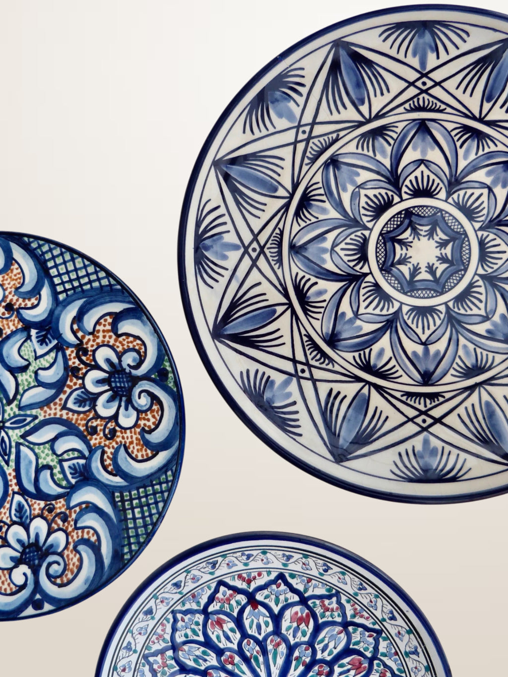 Set de trois plats en céramique peinte espagnole - ⌀ 23, 26 et 32 cm