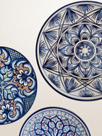 Set de trois plats en céramique peinte espagnole - ⌀ 23, 26 et 32 cm