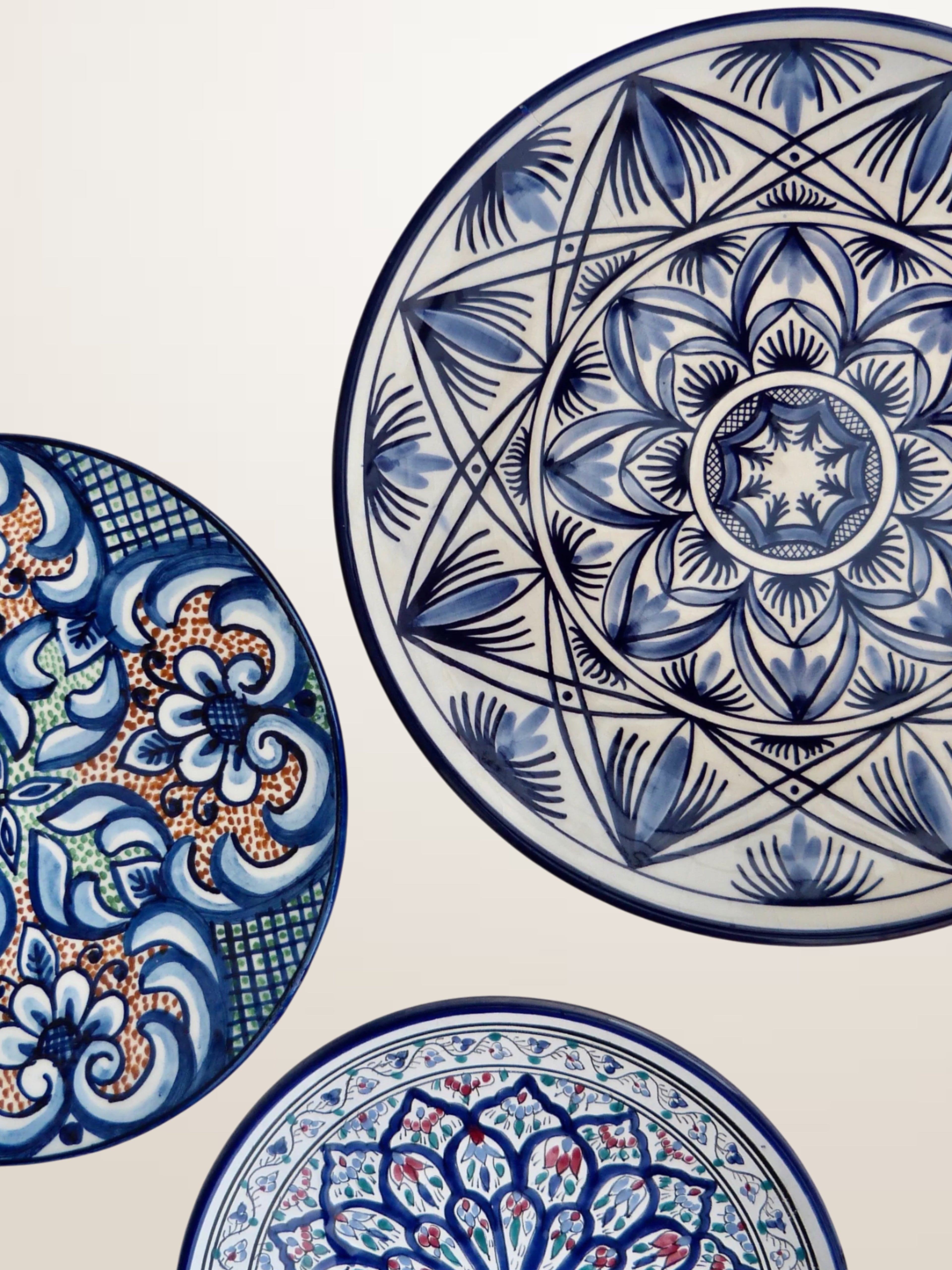 Set de trois plats en céramique peinte espagnole - ⌀ 23, 26 et 32 cm
