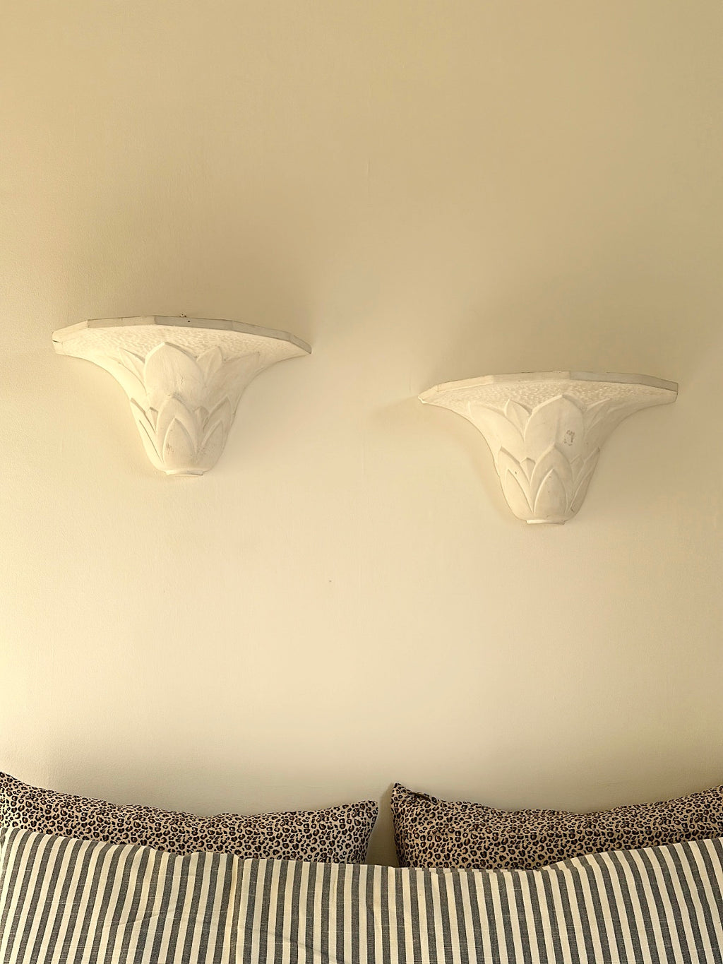 Paire d'appliques en plâtre, décor palmettes, XXe