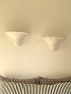 Paire d'appliques en plâtre, décor palmettes, XXe