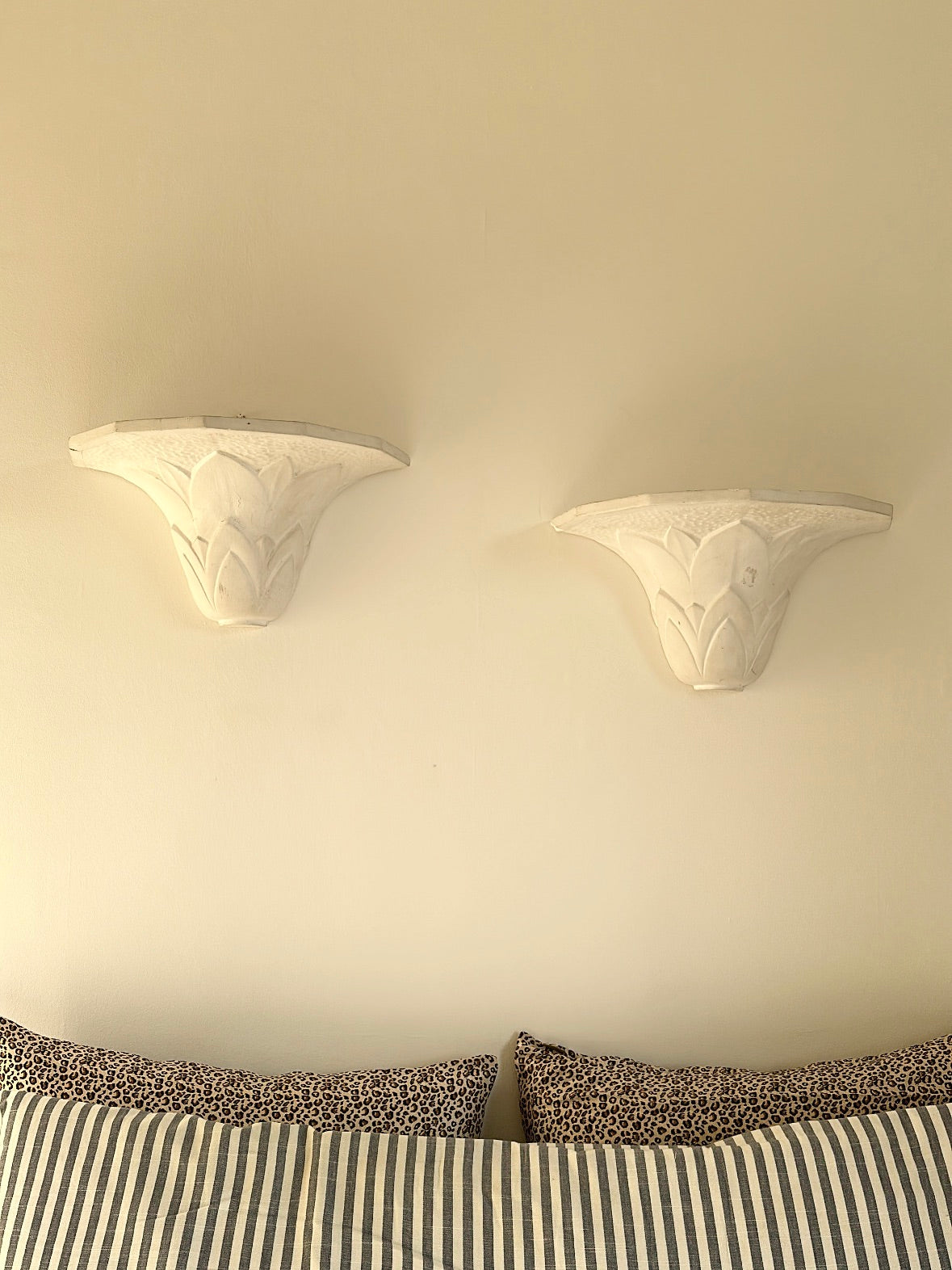 Paire d'appliques en plâtre, décor palmettes, XXe