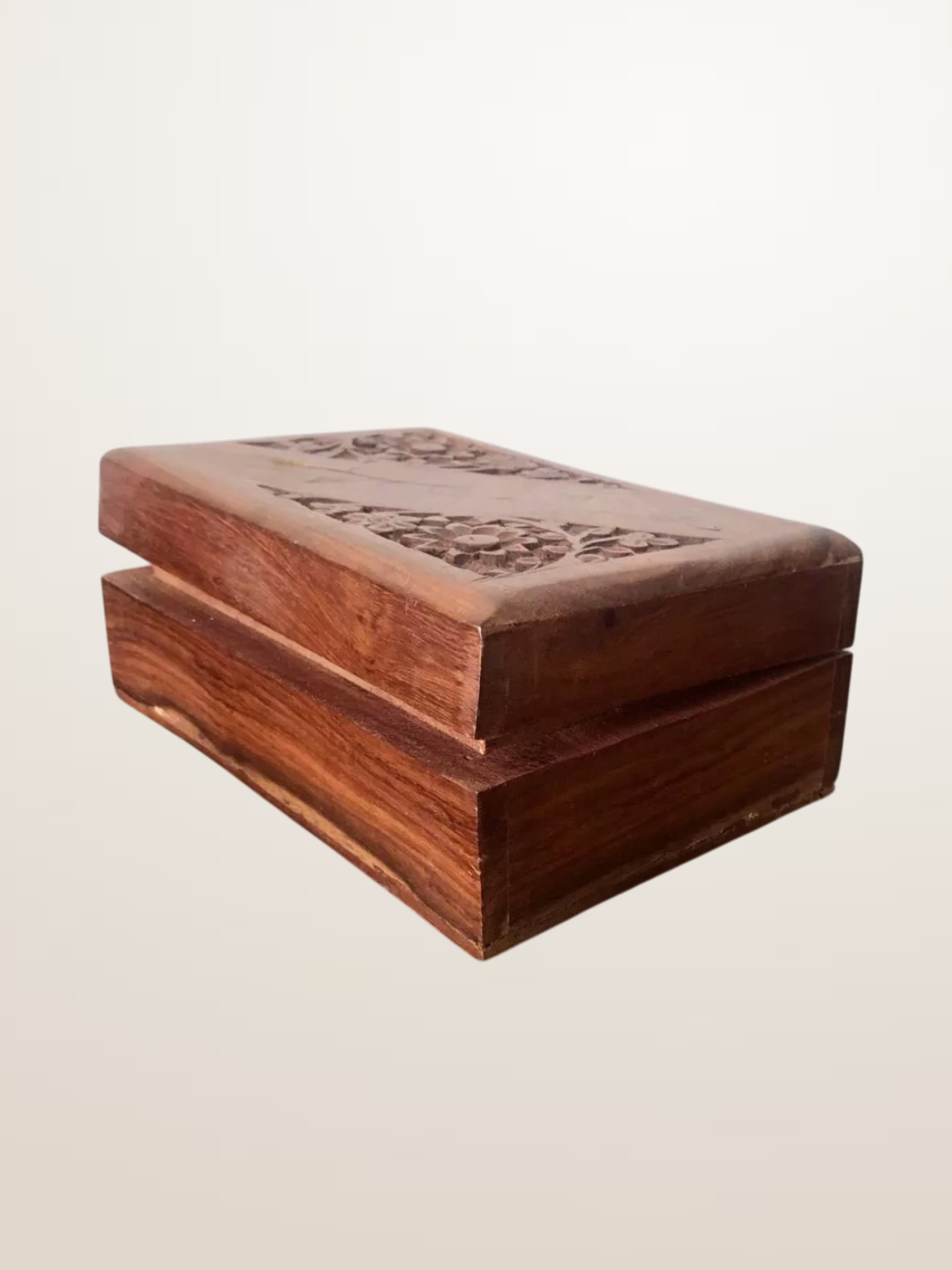 Boîte népalaise en bois sculpté