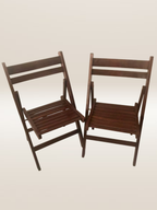 Paire de chaises pliantes en bois foncé