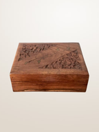 Boîte népalaise en bois sculpté