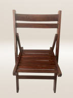 Paire de chaises pliantes en bois foncé