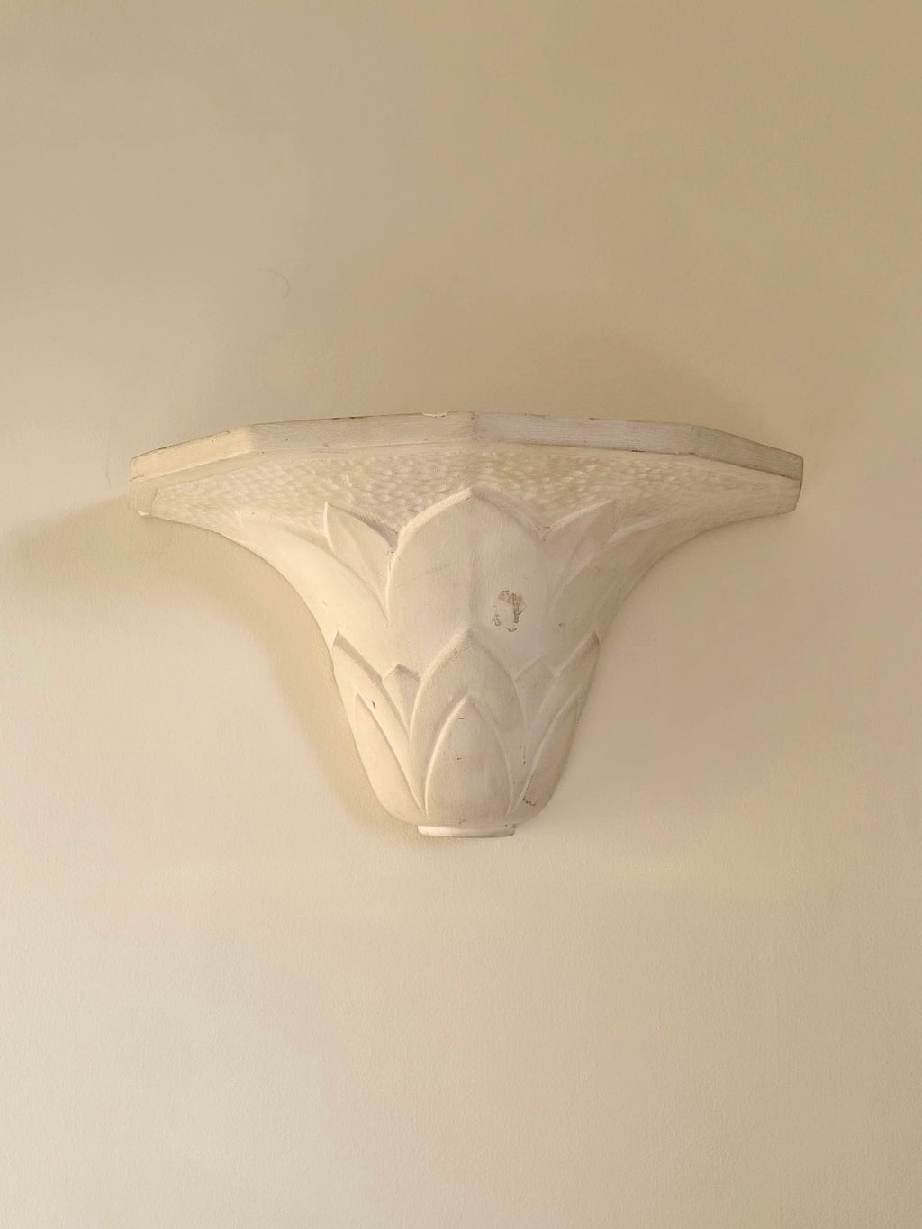 Paire d'appliques en plâtre, décor palmettes, XXe