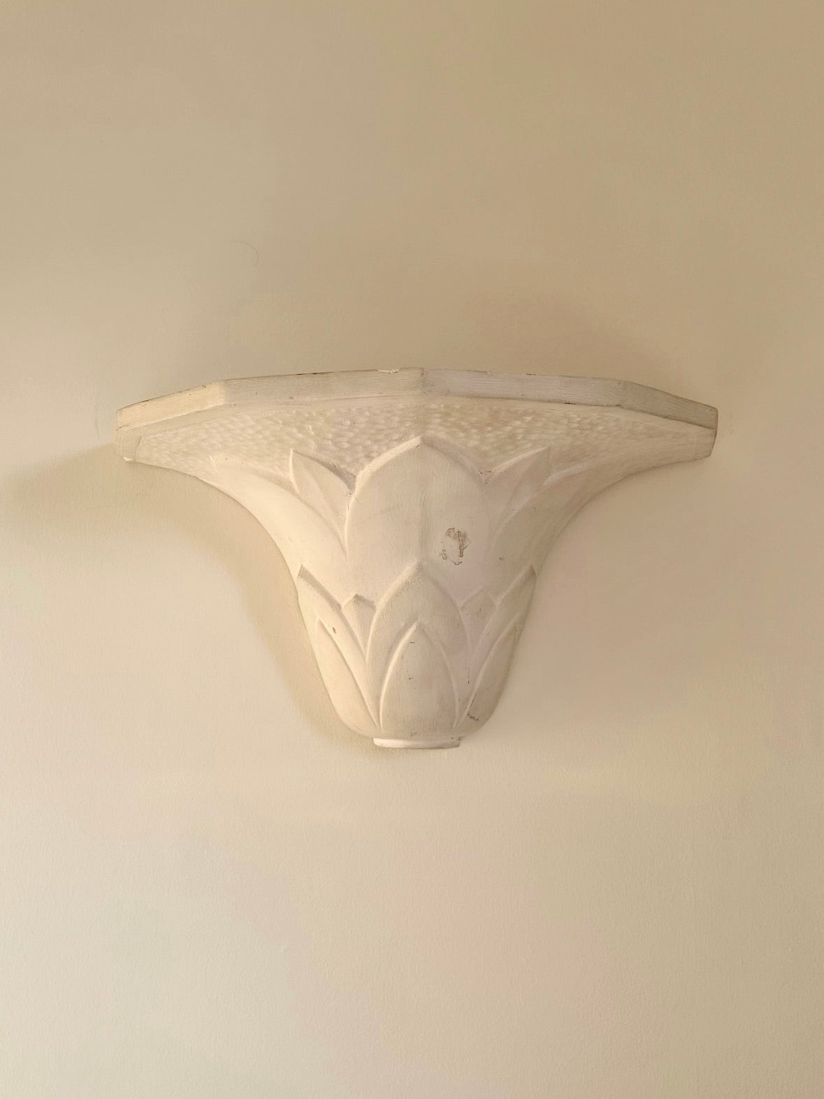 Paire d'appliques en plâtre, décor palmettes, XXe