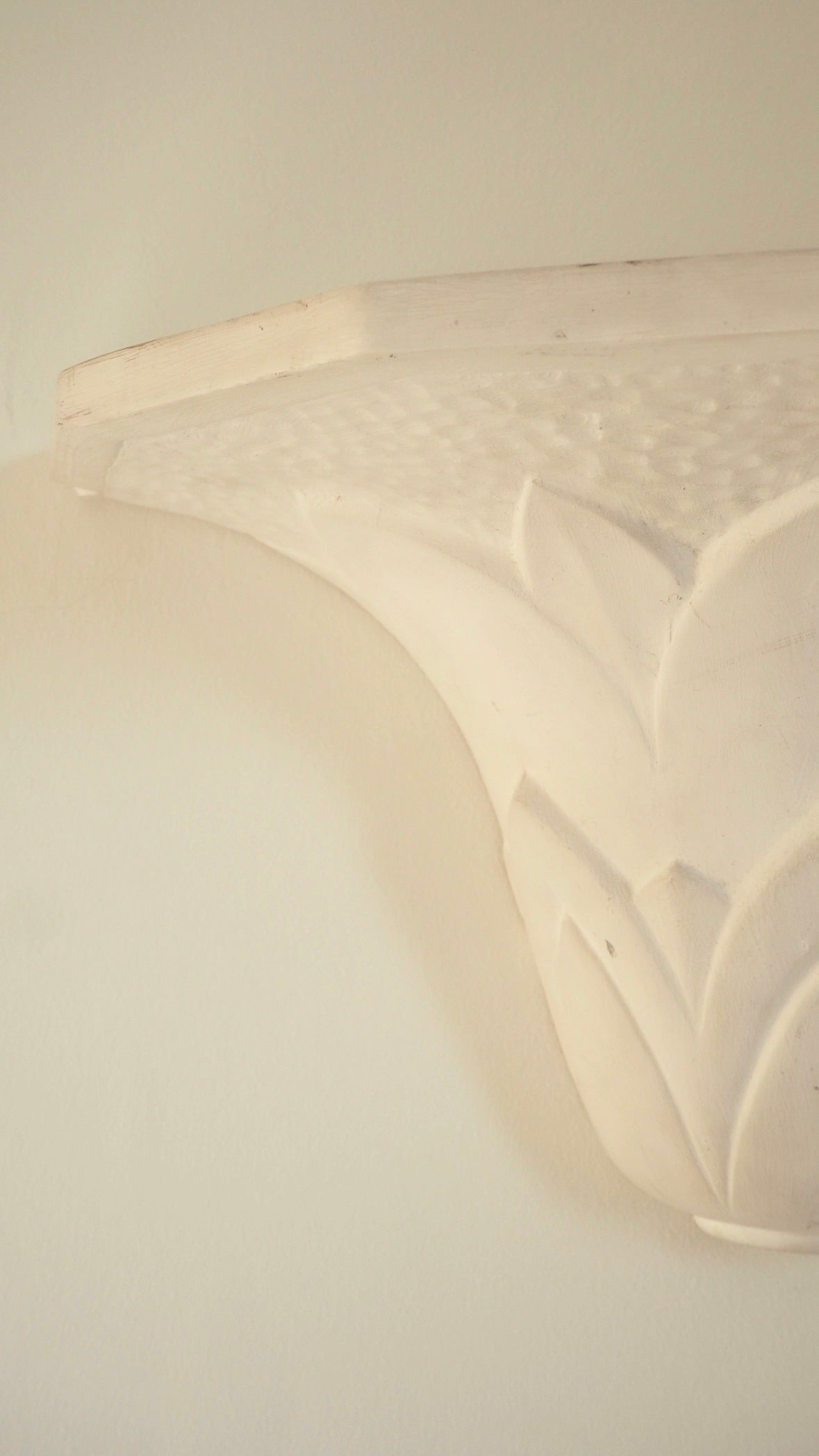Paire d'appliques en plâtre, décor palmettes, XXe