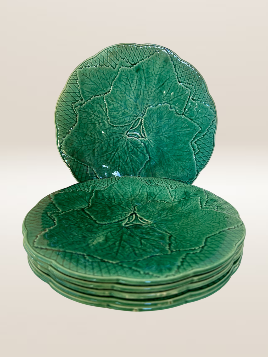 Set de 6 assiettes à dessert barbotine verte, modèle feuille de vigne Gien