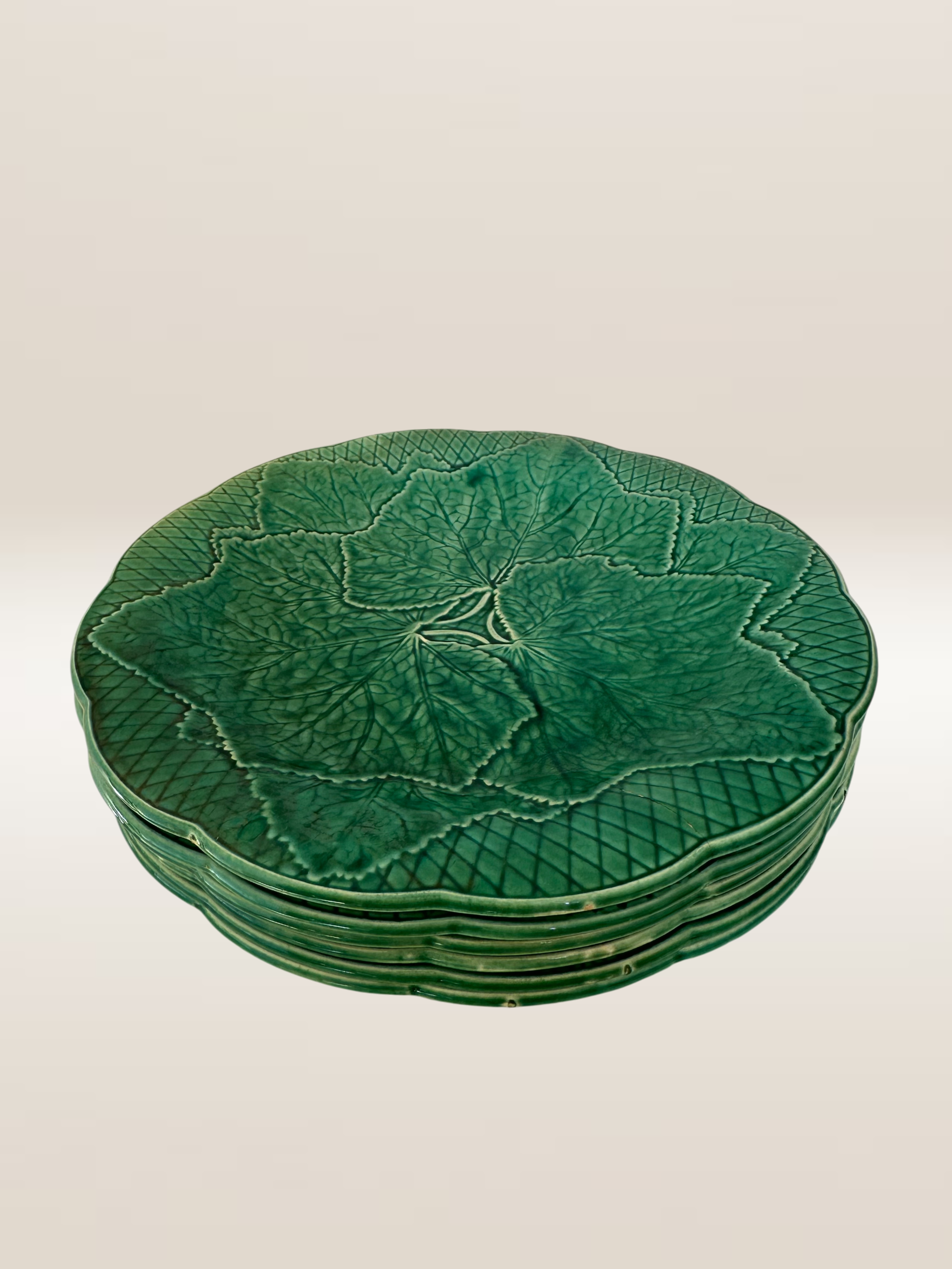 Set de 6 assiettes à dessert barbotine verte, modèle feuille de vigne Gien