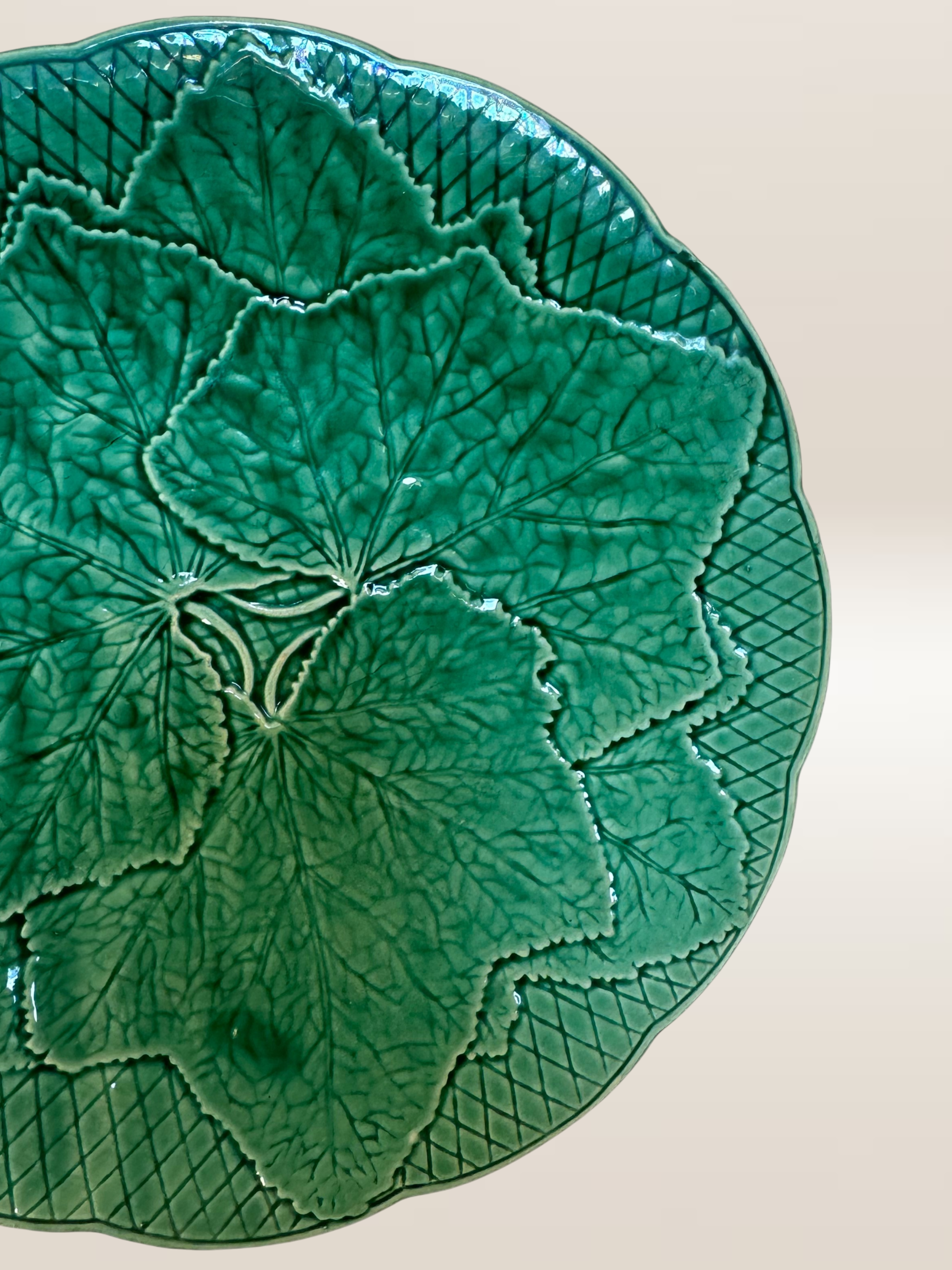 Set de 6 assiettes à dessert barbotine verte, modèle feuille de vigne Gien