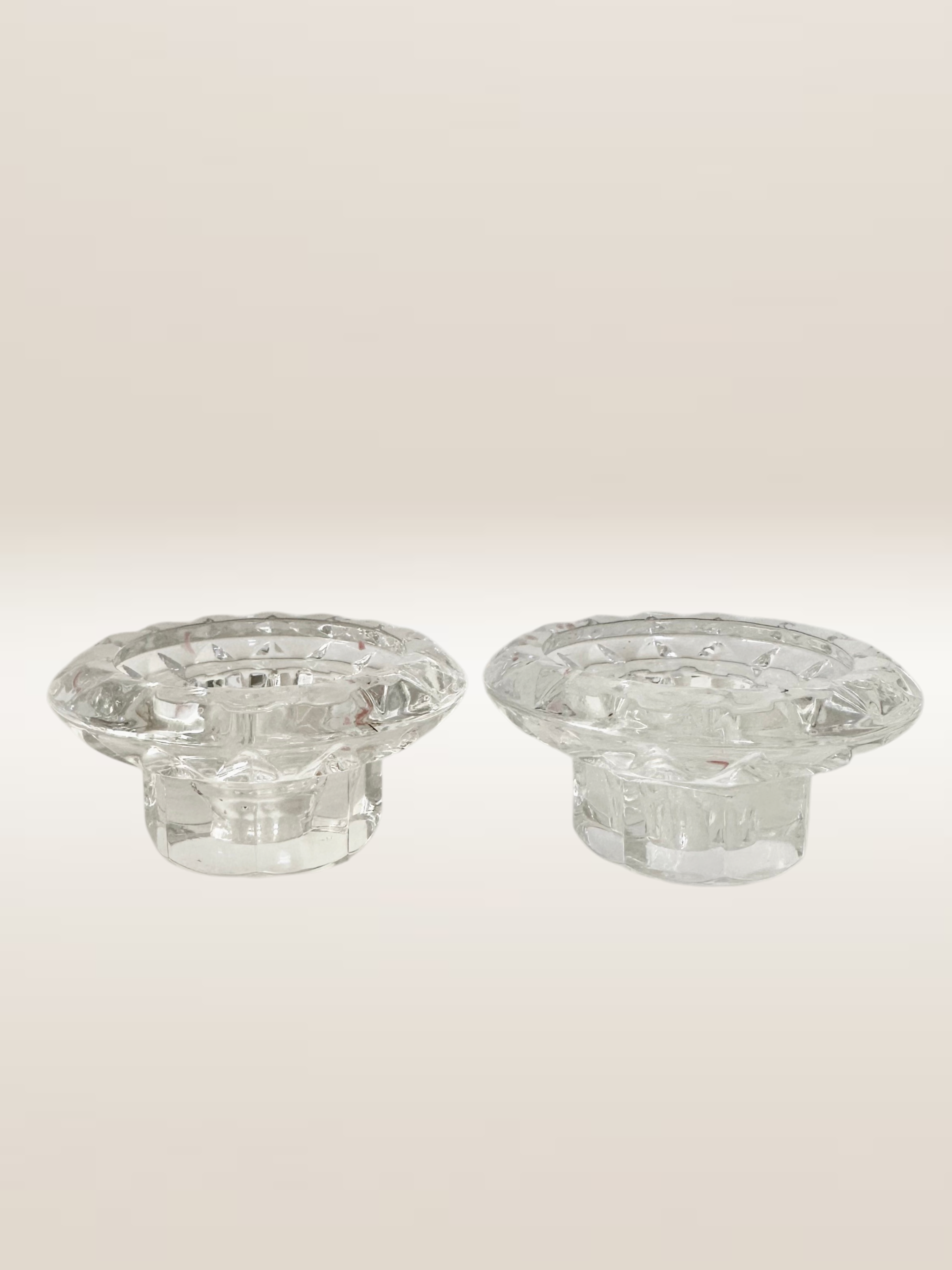 Paire de bougeoirs en verre