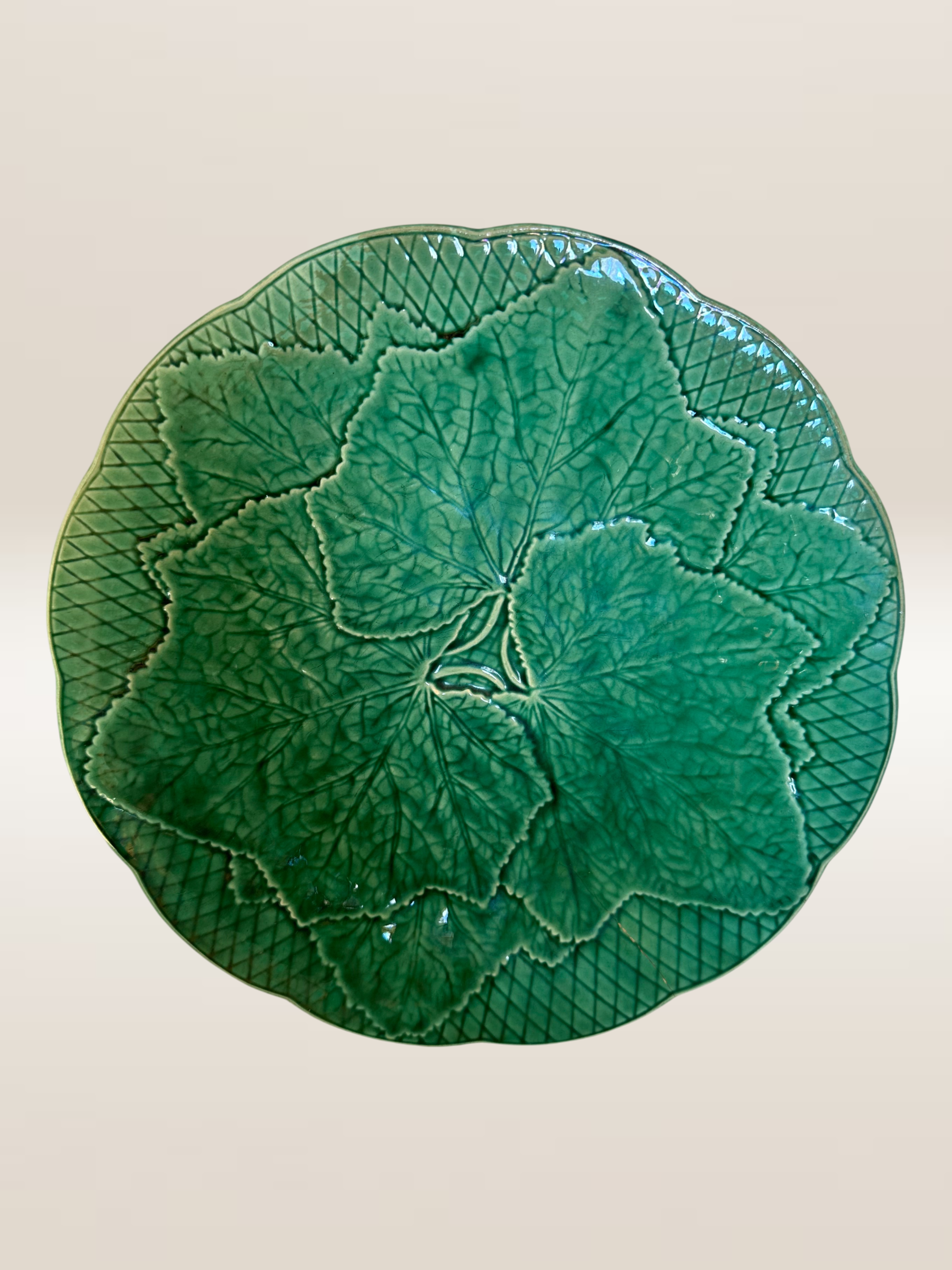 Set de 6 assiettes à dessert barbotine verte, modèle feuille de vigne Gien