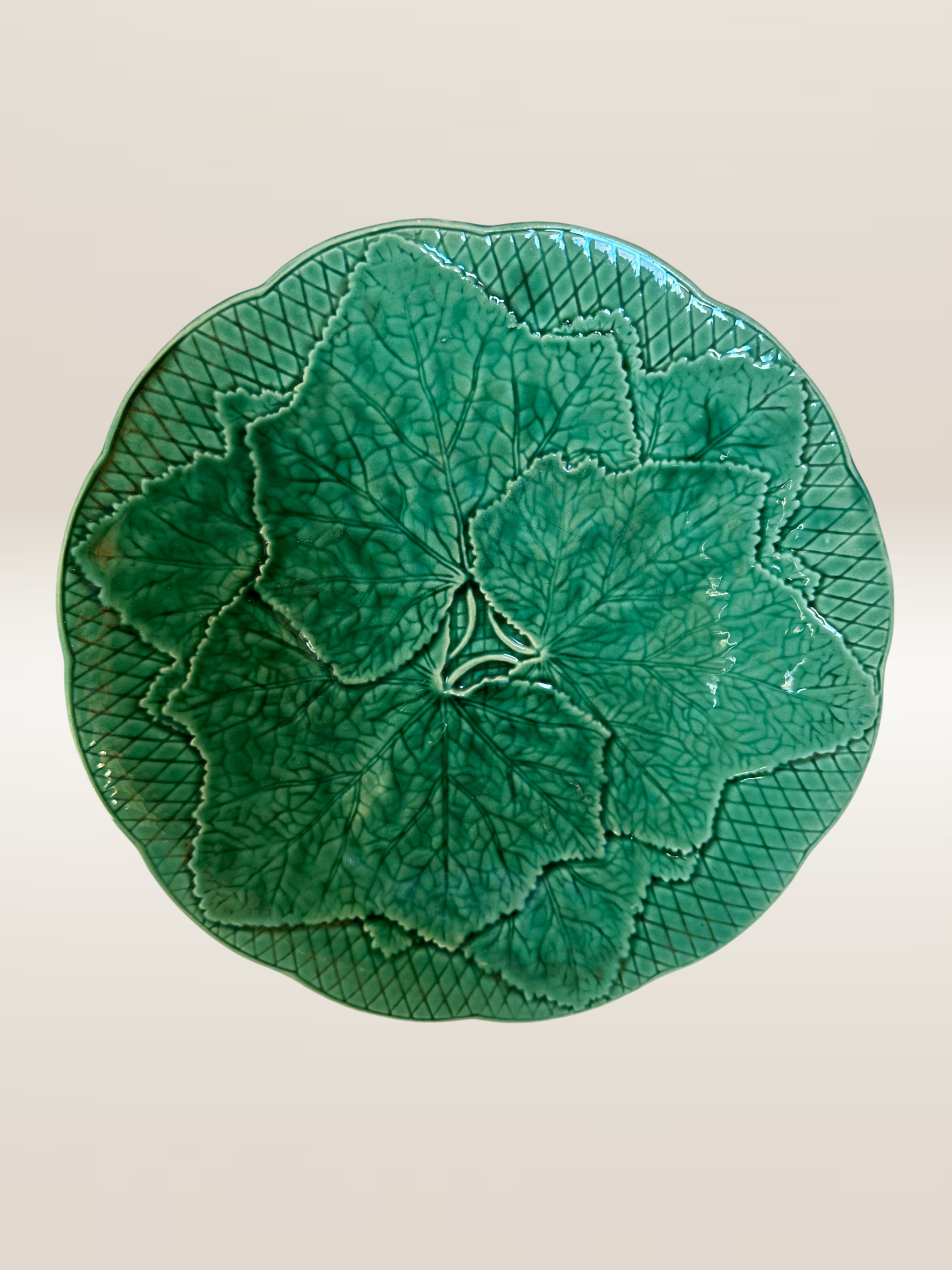 Set de 6 assiettes à dessert barbotine verte, modèle feuille de vigne Gien