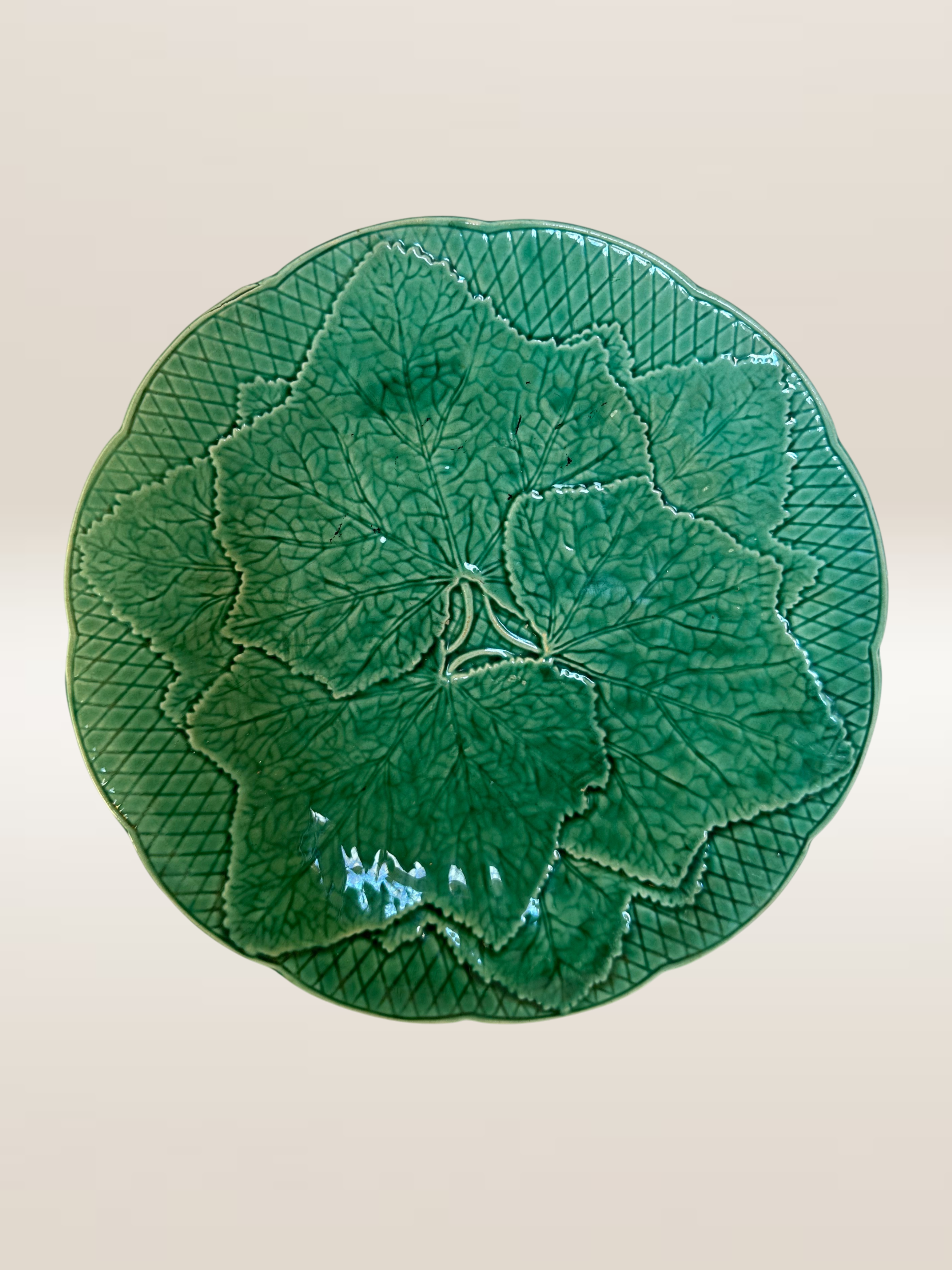 Set de 6 assiettes à dessert barbotine verte, modèle feuille de vigne Gien