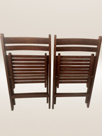 Paire de chaises pliantes en bois foncé
