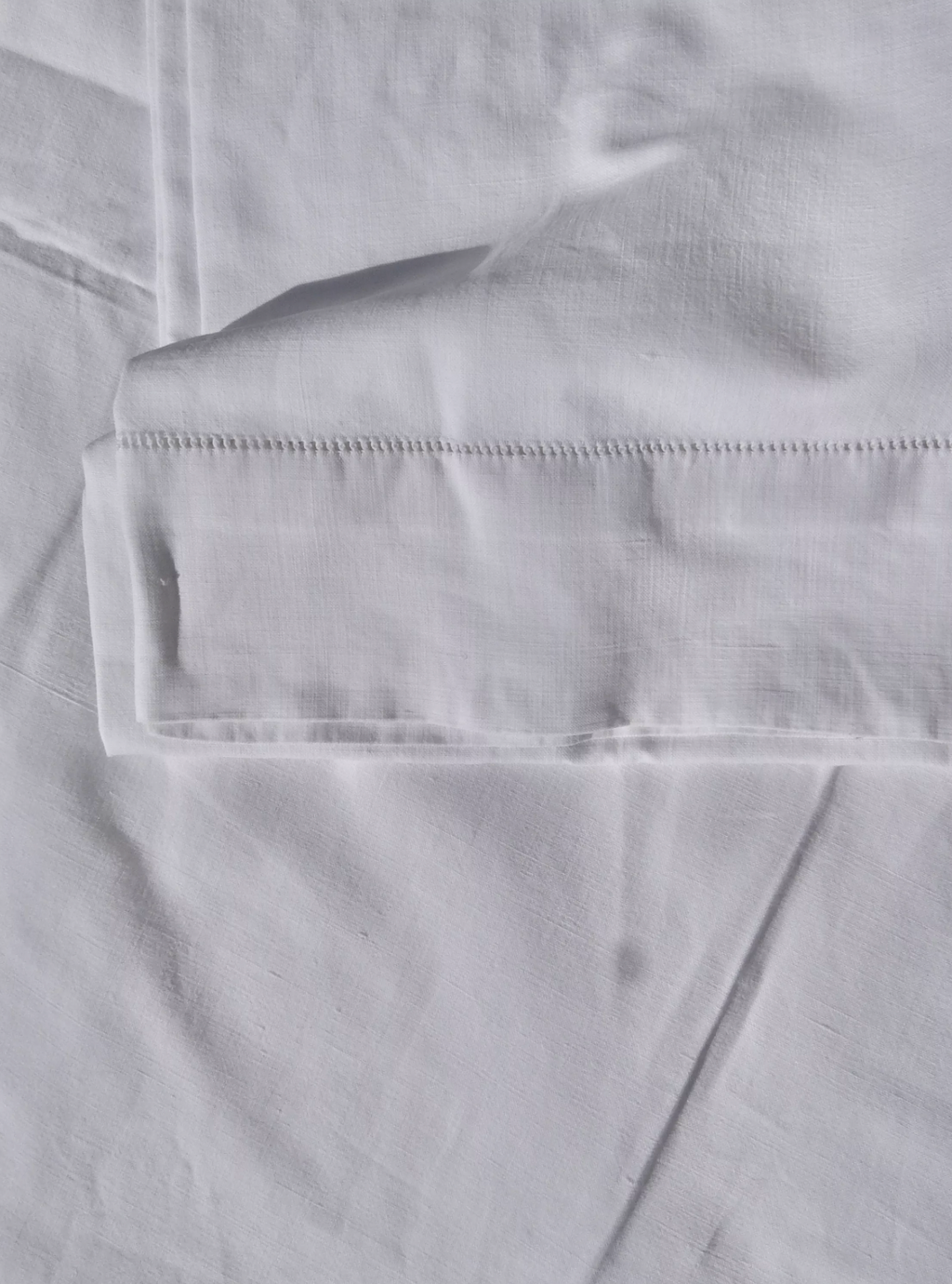 Drap ancien en métis, monogrammé FS avec jour