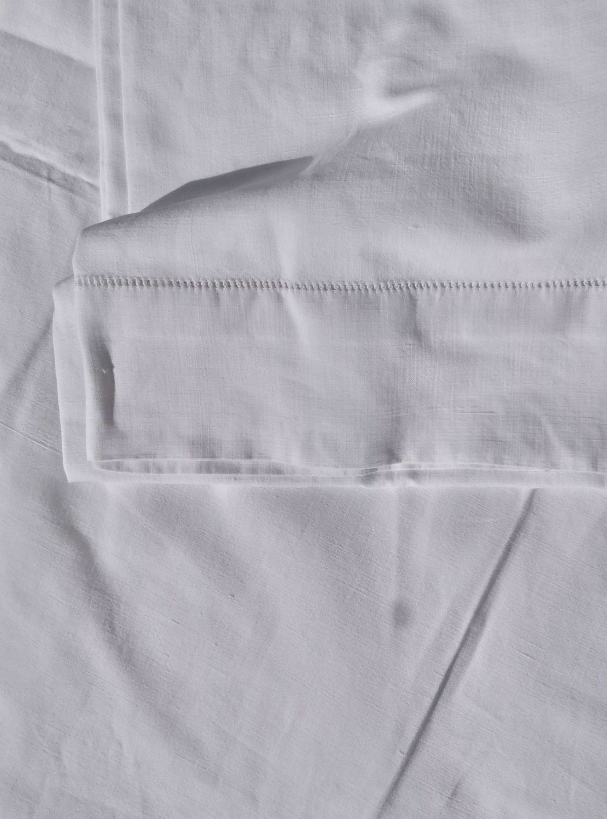 Drap ancien en métis, monogrammé FS avec jour