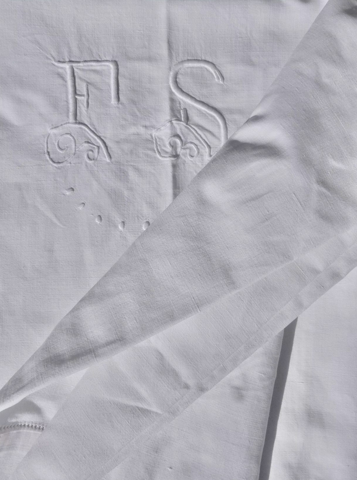 Drap ancien en métis, monogrammé FS avec jour