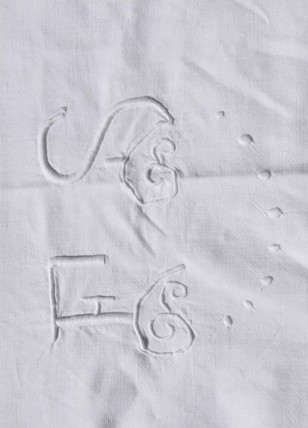 Drap ancien en métis, monogrammé FS avec jour