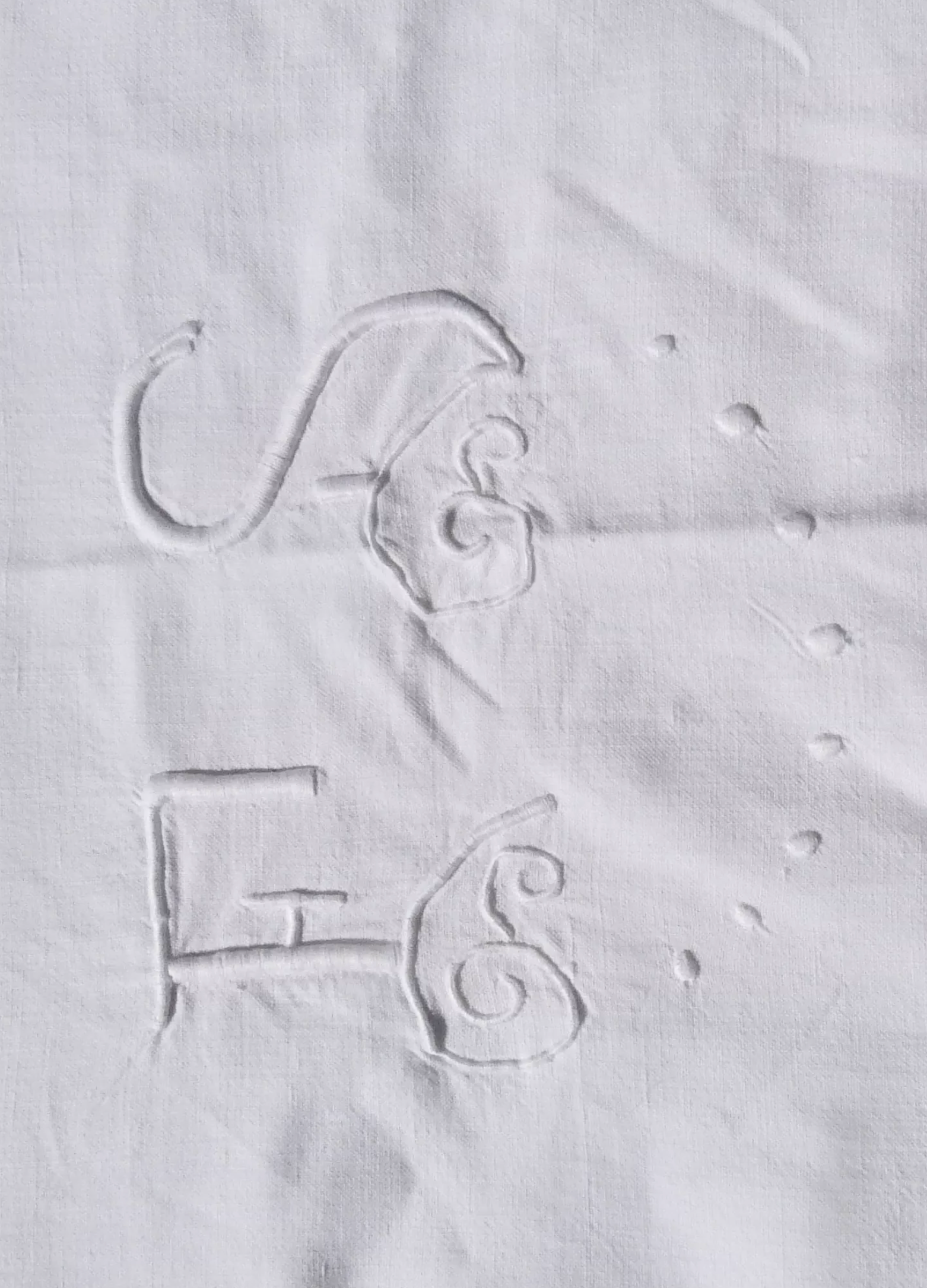 Drap ancien en métis, monogrammé FS avec jour