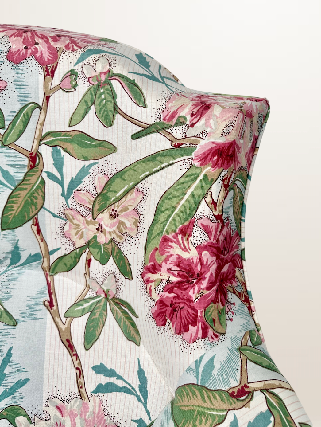 Fauteuil crapaud style Napoléon III, tissu fleuri avec coussin