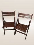 Paire de chaises pliantes en bois foncé
