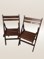 Paire de chaises pliantes en bois foncé