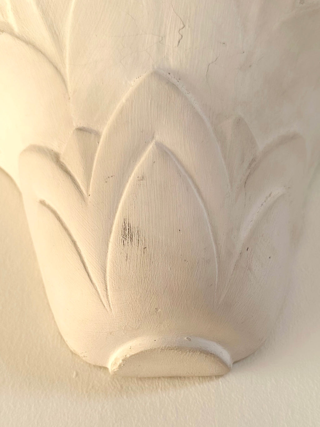 Paire d'appliques en plâtre, décor palmettes, XXe