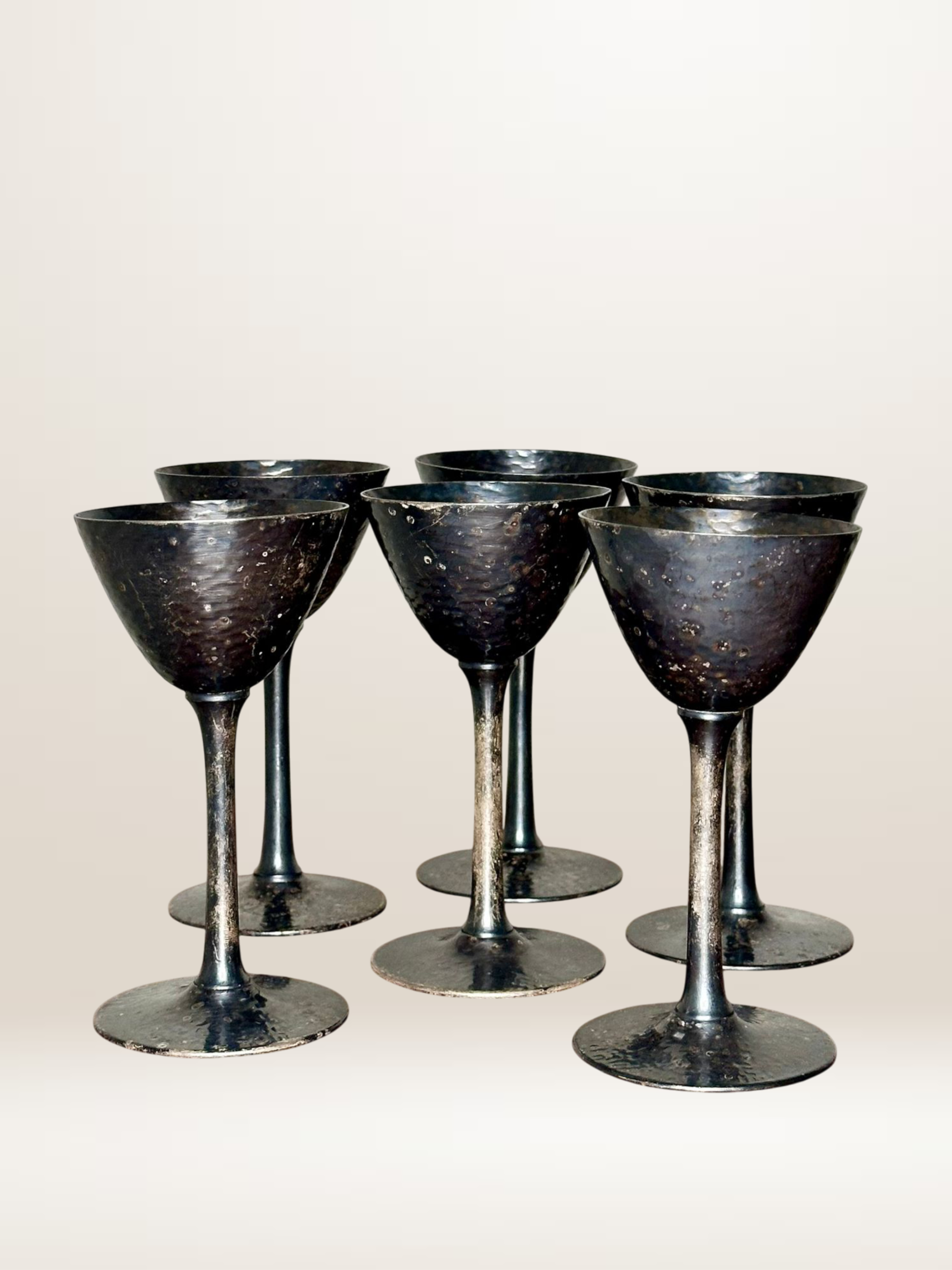 Set de six verres à pied en métal martelé
