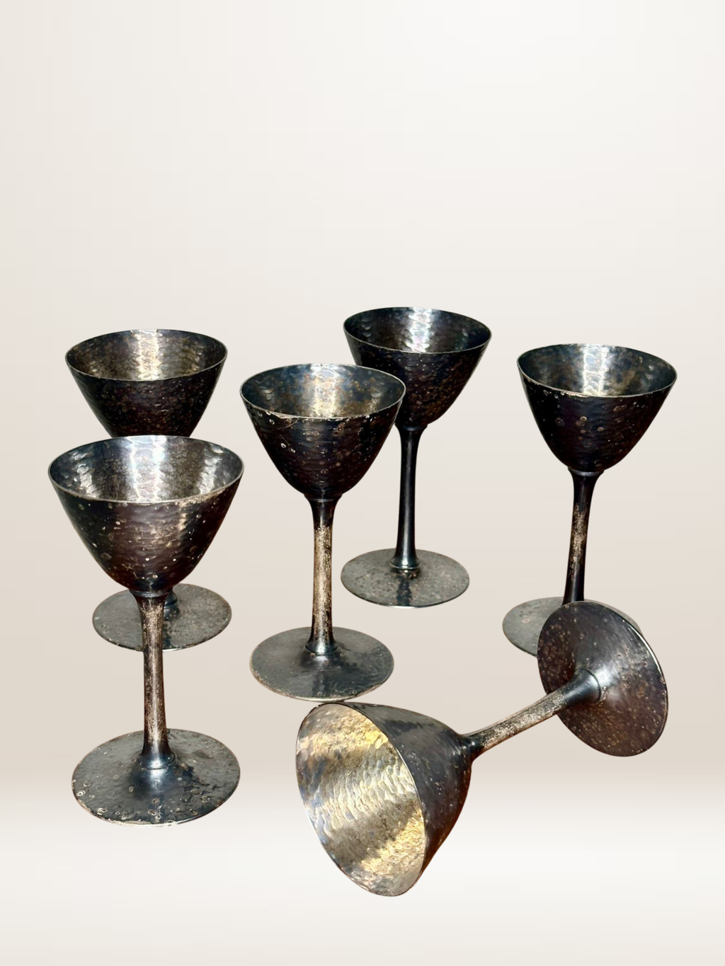 Set de six verres à pied en métal martelé