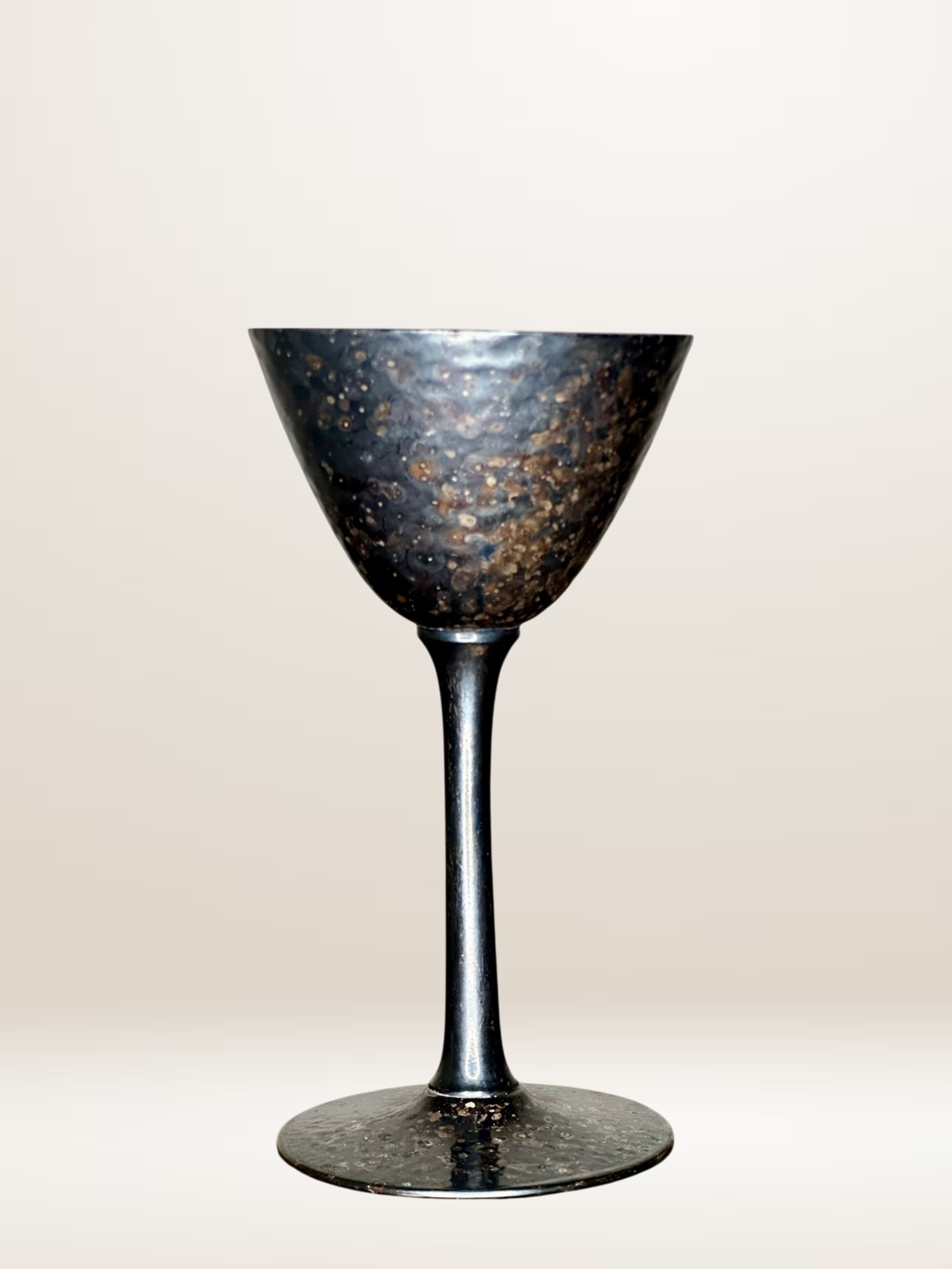 Set de six verres à pied en métal martelé