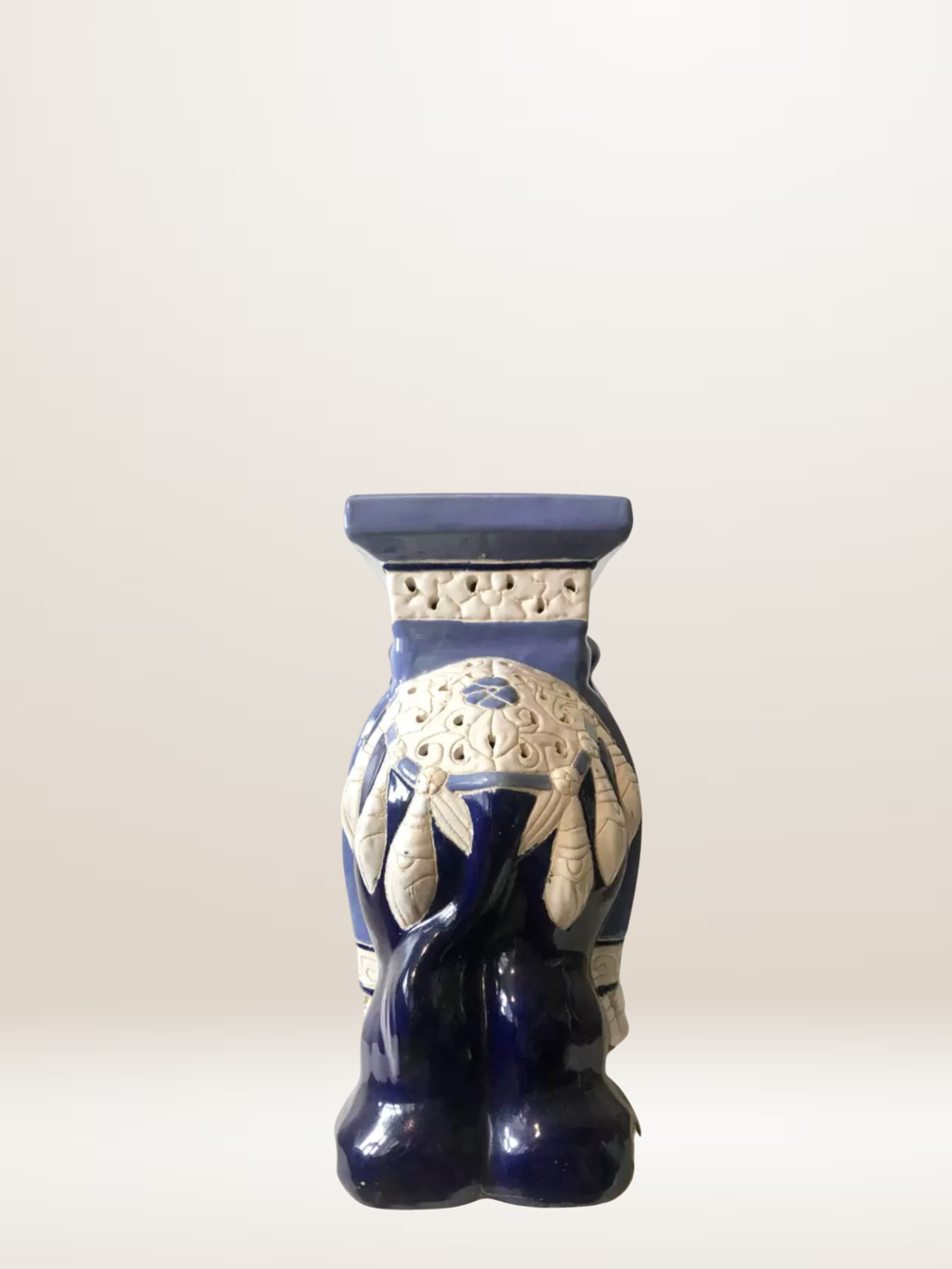Paire de tables d'appoint éléphants en céramique