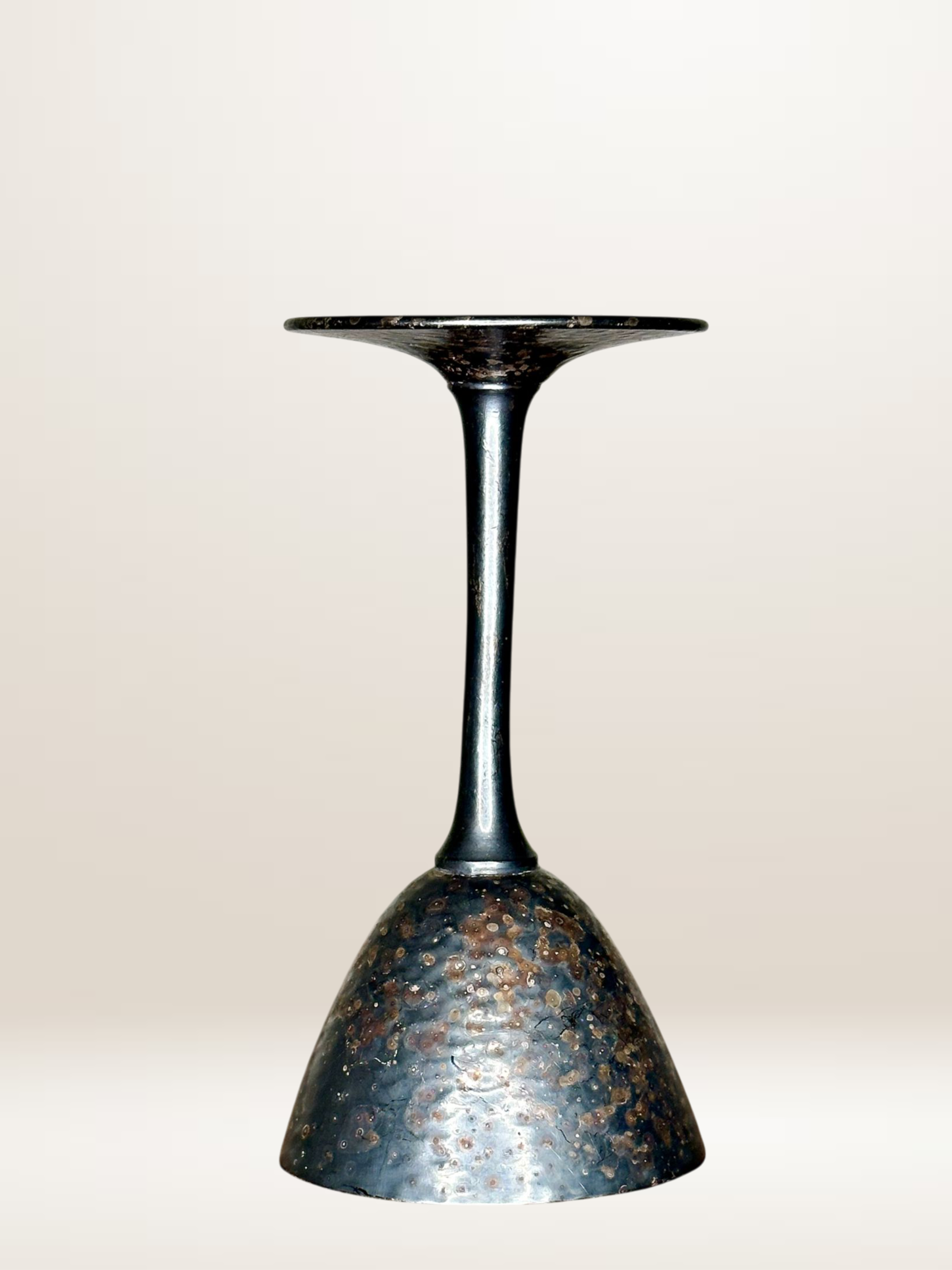 Set de six verres à pied en métal martelé