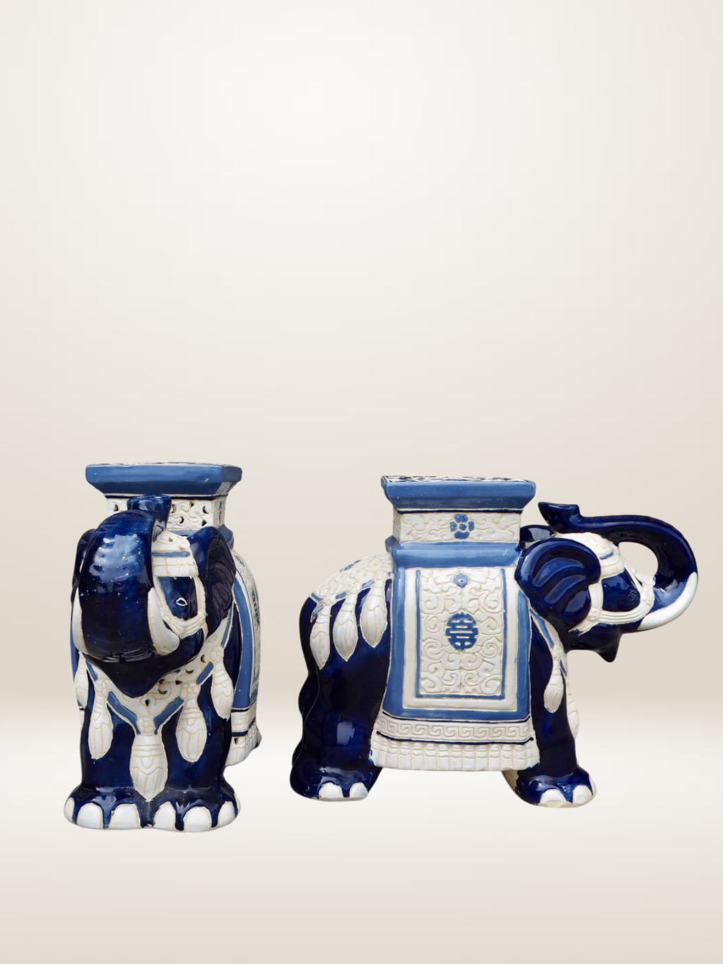 Paire de tables d'appoint éléphants en céramique