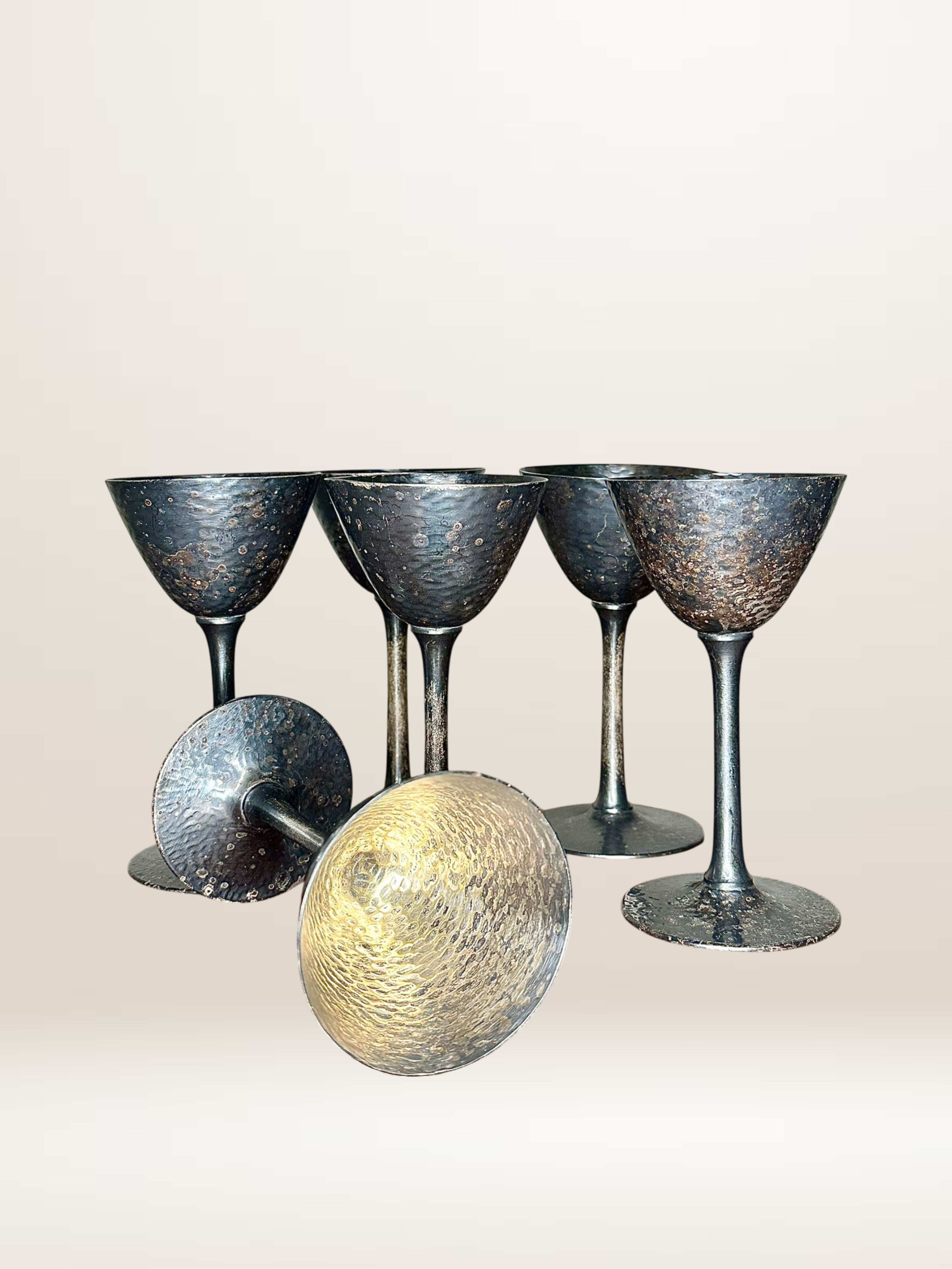 Set de six verres à pied en métal martelé