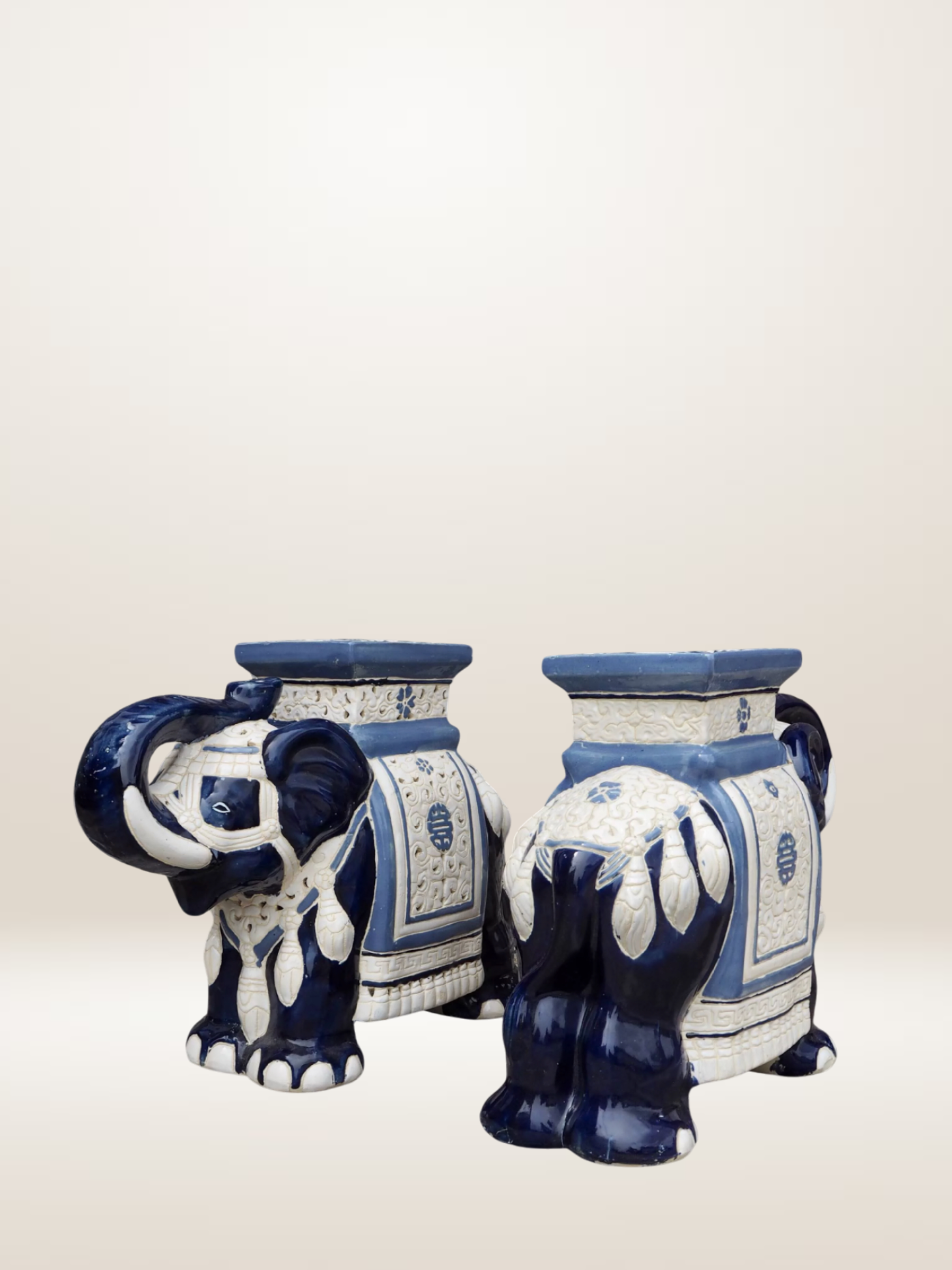 Paire de tables d'appoint éléphants en céramique