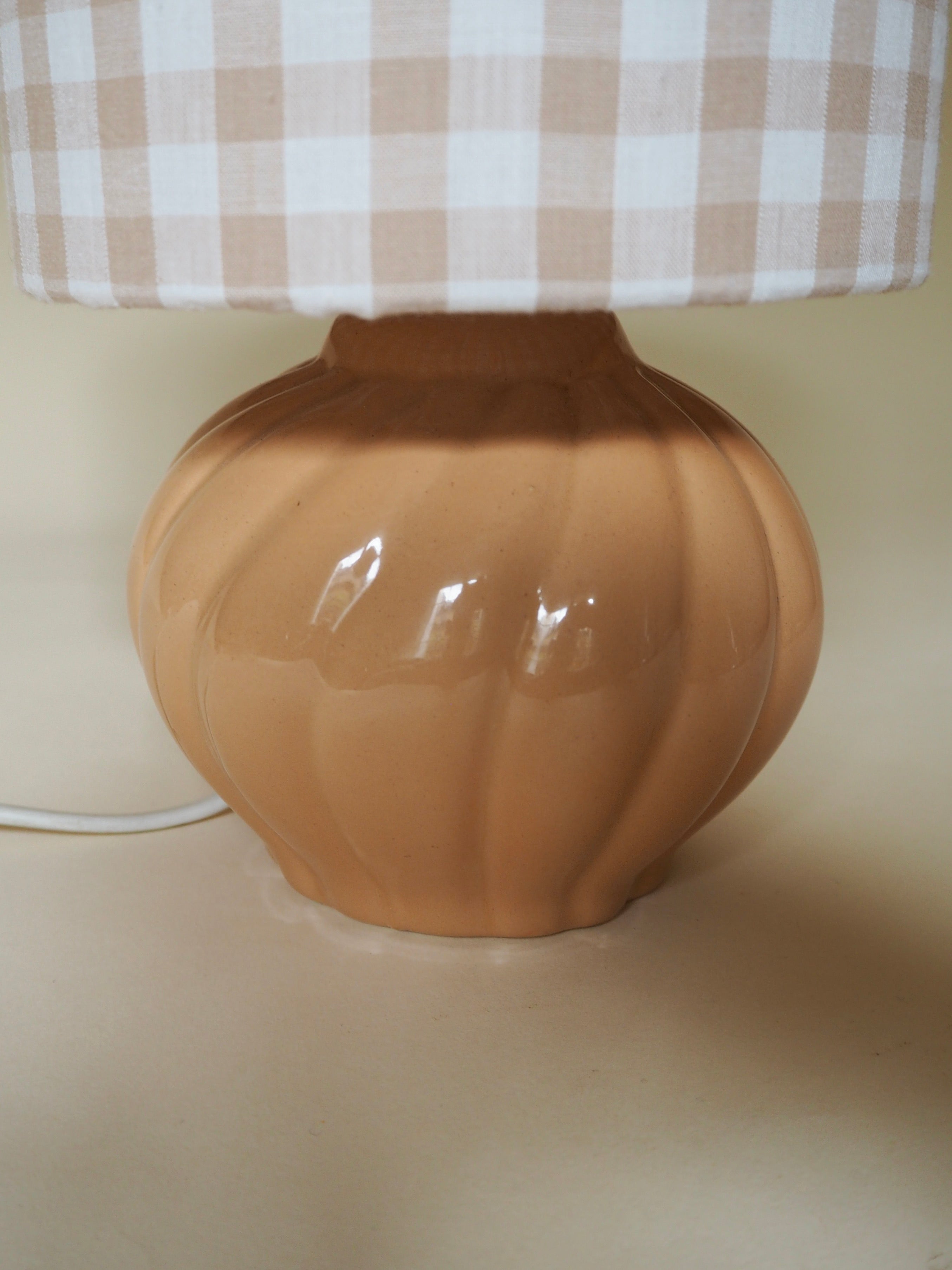 Lampe en céramique avec abat-jour en coton vichy