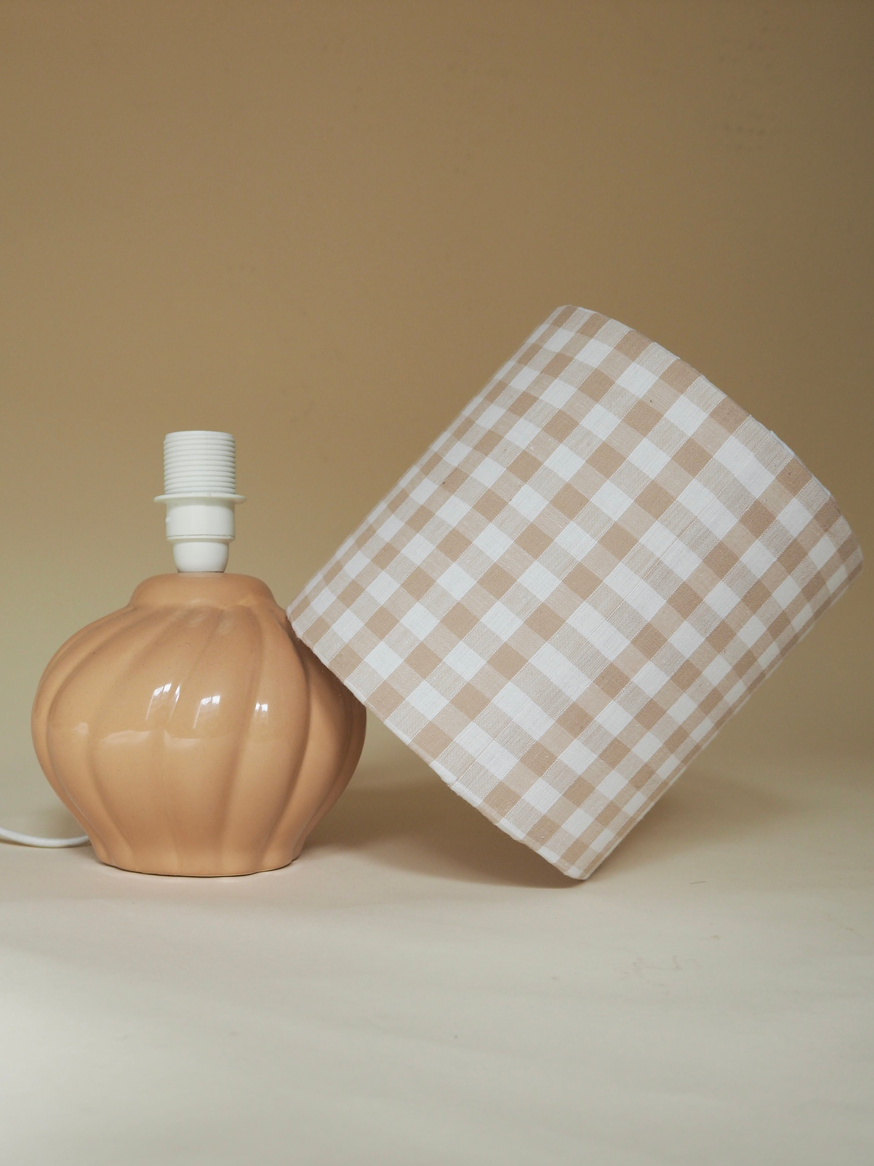 Lampe en céramique avec abat-jour en coton vichy