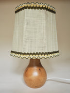Lampe en bois tourné avec abat-jour en lin