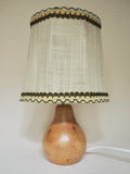 Lampe en bois tourné avec abat-jour en lin