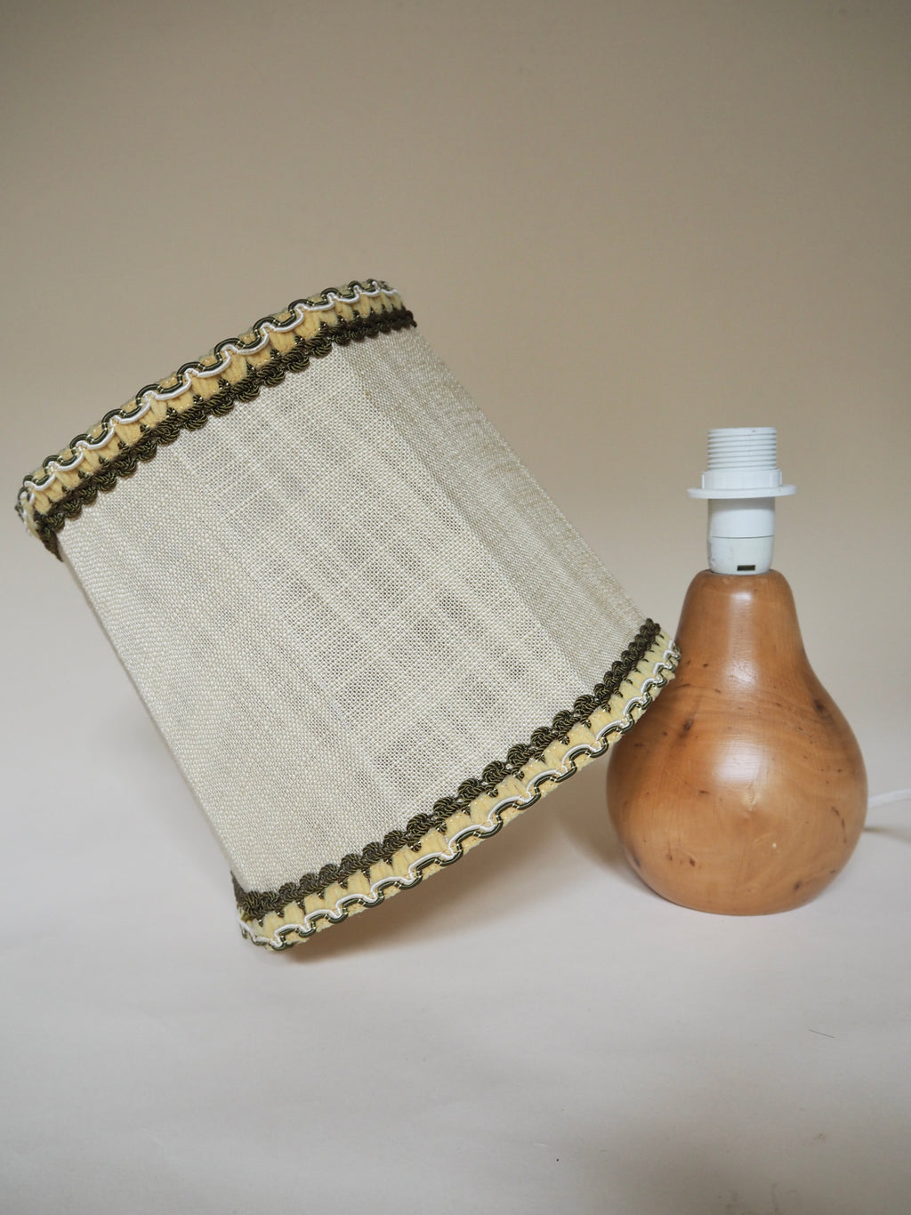Lampe en bois tourné avec abat-jour en lin