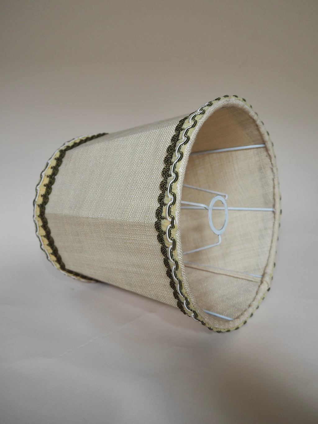 Lampe en bois tourné avec abat-jour en lin
