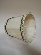 Lampe en bois tourné avec abat-jour en lin