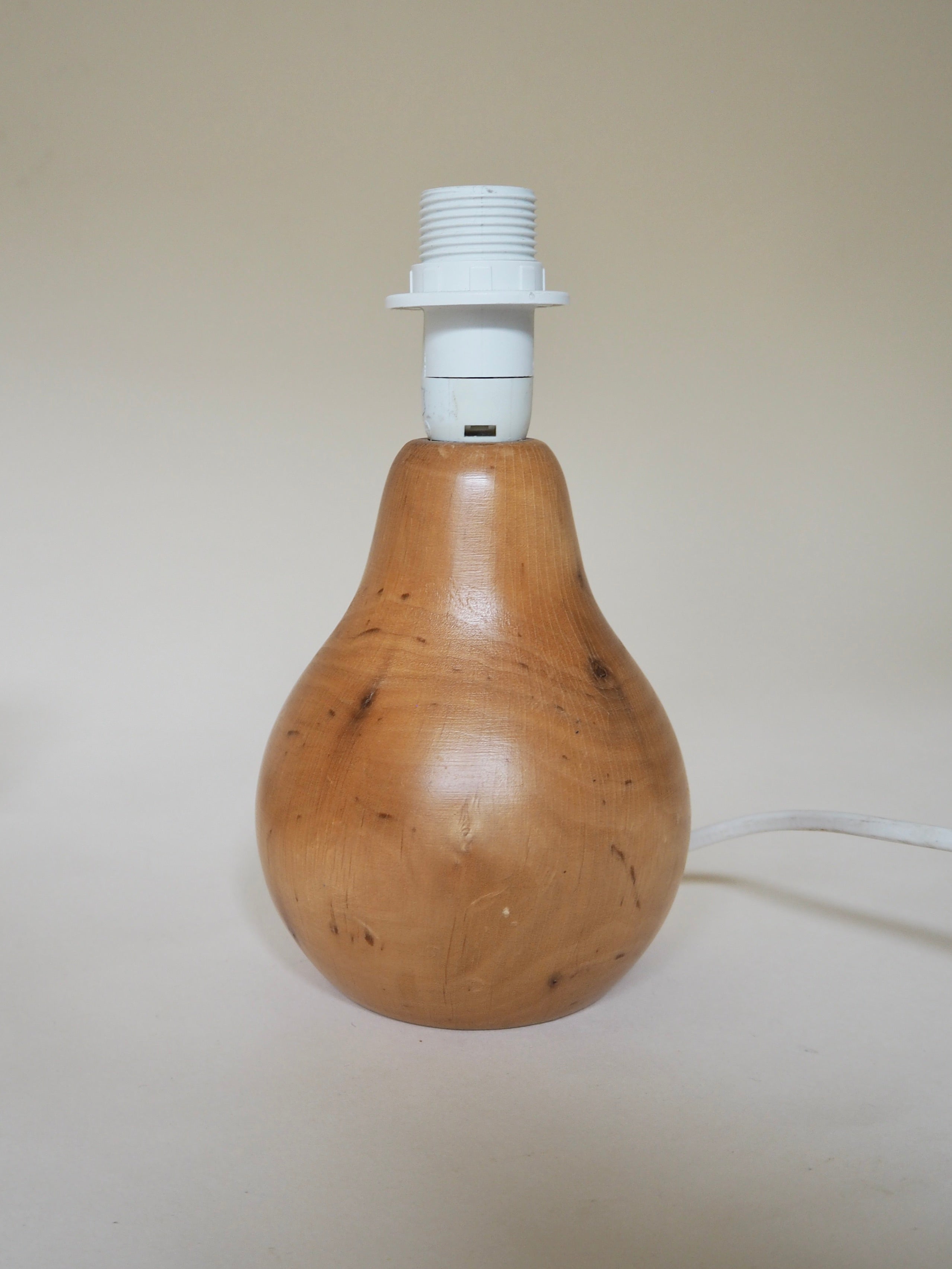 Lampe en bois tourné avec abat-jour en lin