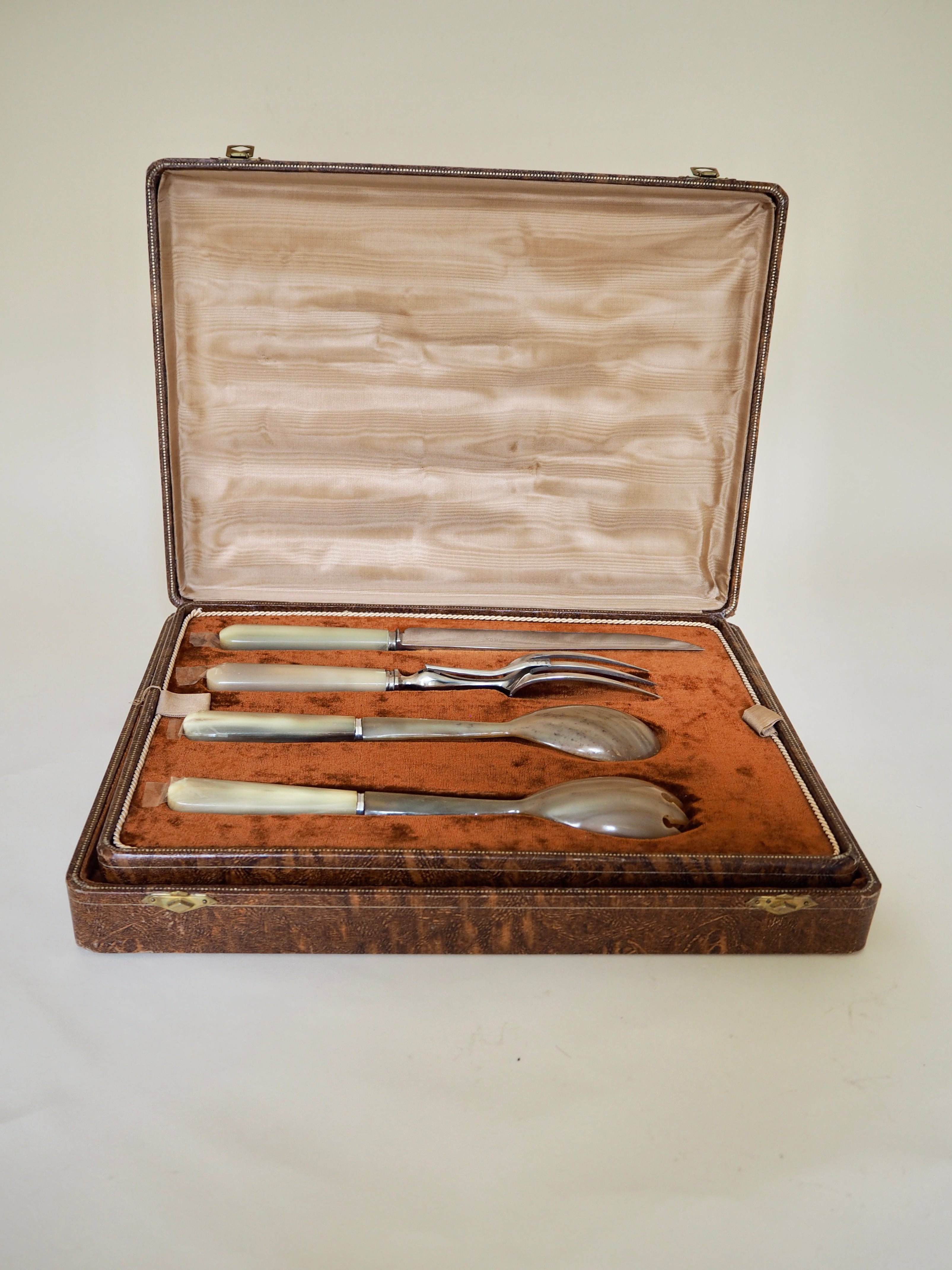 Ménagère de table en os et nacre