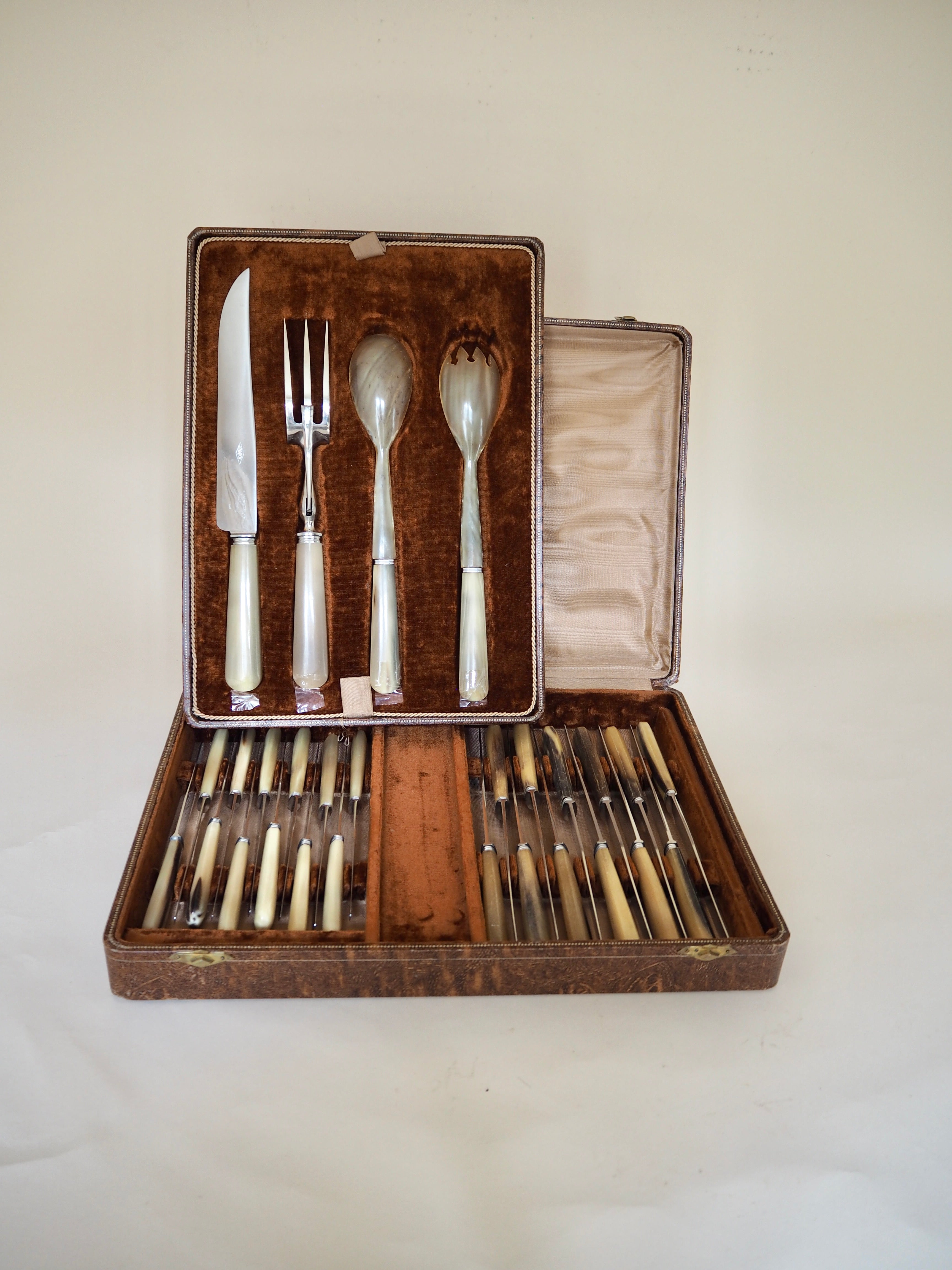 Ménagère de table en os et nacre