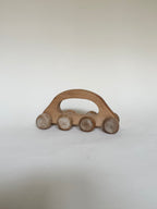 Petite voiture en bois à huit roues