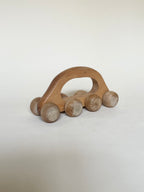Petite voiture en bois à huit roues